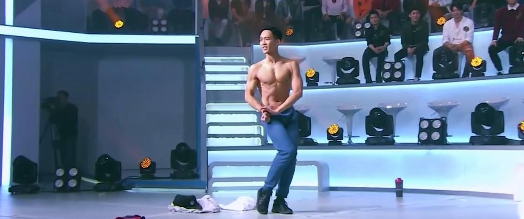 Mirror成員Alton 王智德當然少不了「肌肉就是力量」這句說話,Edan 呂爵安就擺出了健身騷肌超型pose