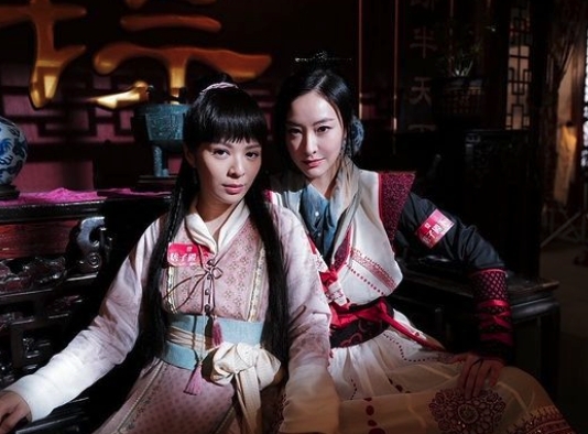 女主角就有陳瀅和歌手JW(王灝兒),劇中皆和周嘉洛都有感情線,2人都是第一次演古裝