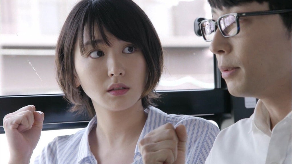 如今已經32歲的新垣結衣,到了適婚年齡在身邊就出現了星野源。
