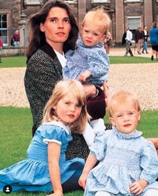 英國王室|Kitty Spencer 的爸媽婚後次年生了她,後來又再生一對孖女及孻仔,但是不久父母離異