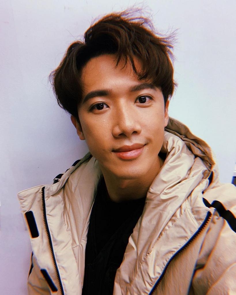 現年30歲的Mirror Stanley邱士縉花名叫OXYGEN，因為他的中文名叫邱士縉，所以被改名為「痾屎縉」