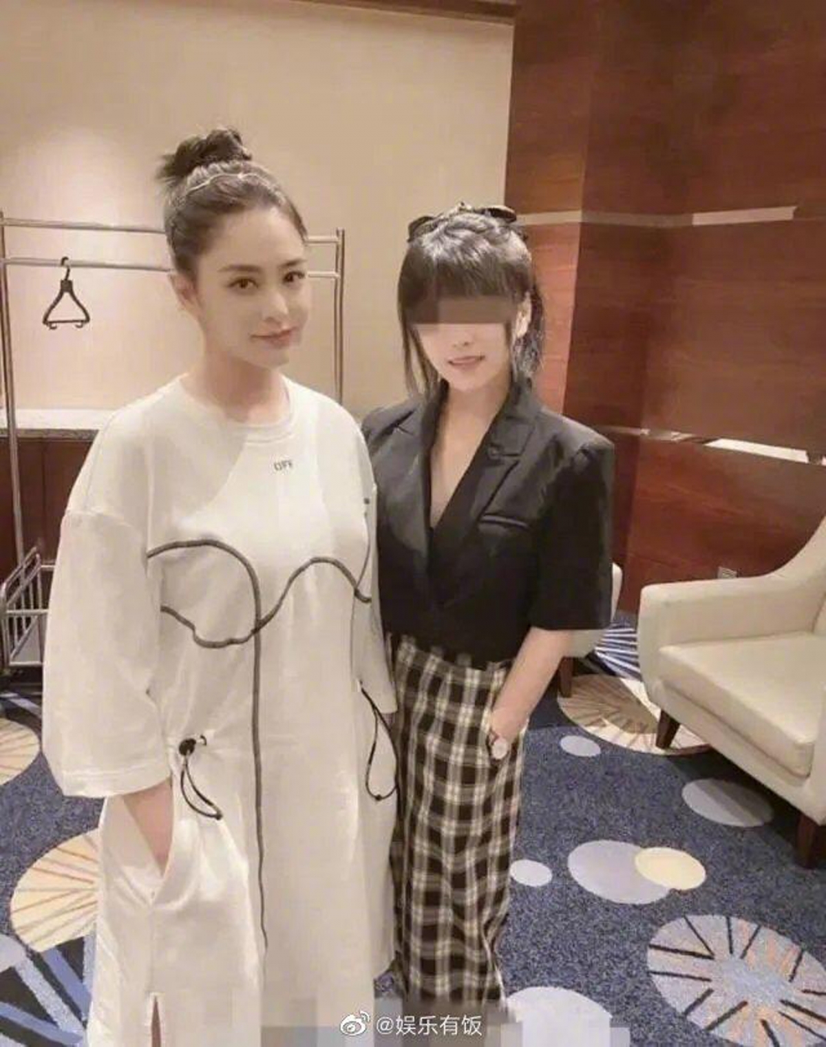 當時紮起髮髻的鍾欣潼阿嬌即使穿上一件簡單的T-shirt款白色鬆身裙,仍被網民指發福不少