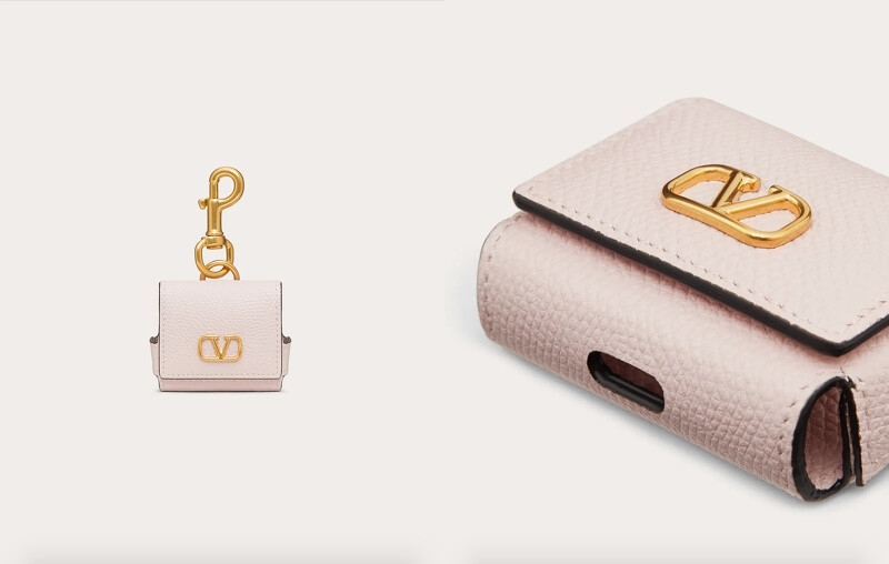 Valentino Garavani這款同樣熱門的方形Airpods保護套,也是皮革用料質感滿滿!簡約風加上金屬V-logo裝飾