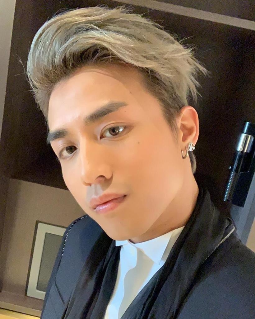 Mirror成員Anson Kong 江?生 有時會把頭髮盤後Gel超高,Edan呂爵安就把前髮Gel高,同時也還原《造星1》經典Ending pose