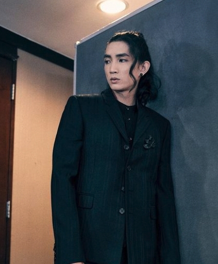 現年31歲的楊樂文為Mirror團隊的隊長，身高173cm，小學時就叫過Terry，花名被叫「哈利」