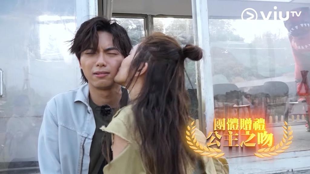 他先前被懲罰「死亡流星」打中下體而痛楚未散,鄭嘉欣親吻臉龐的福利讓193臉如死灰!