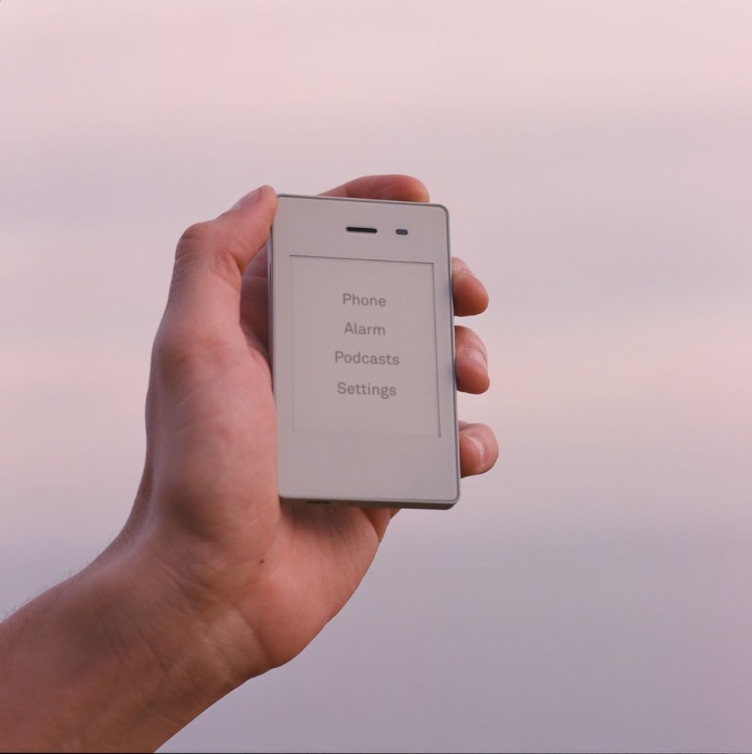 無相機、無社交平台,返璞歸真的「極簡手機」!助現代人逃離網絡世界,重回簡單生活