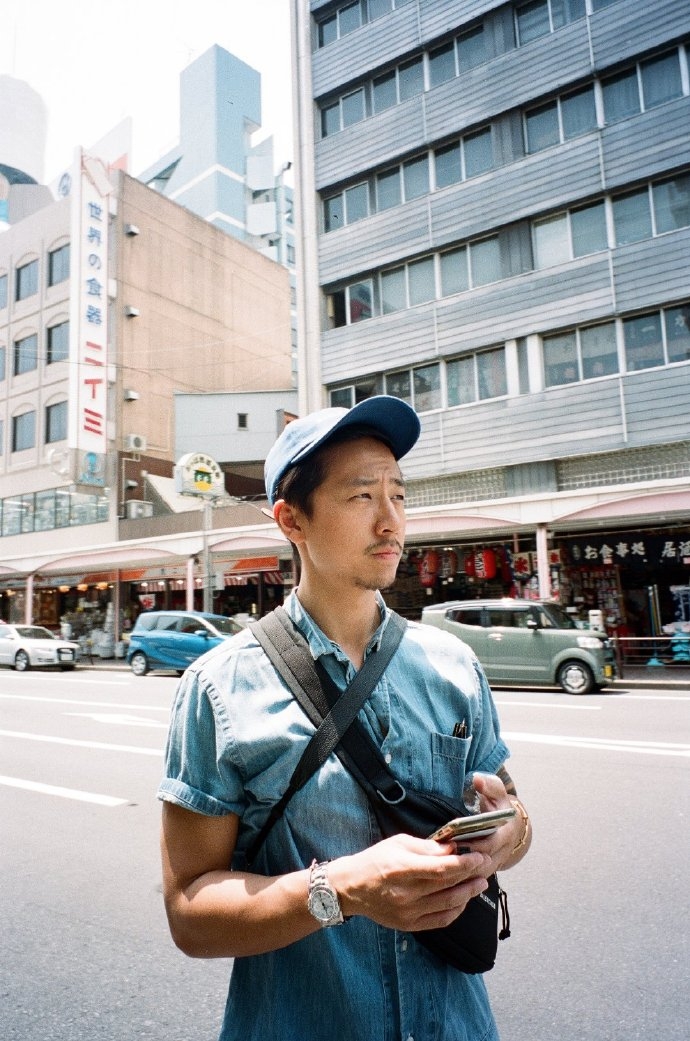 要求施伯雄以本人照片證實身分。最後他上載出一張2019年日本的舊照,讓網民確信是他本人。