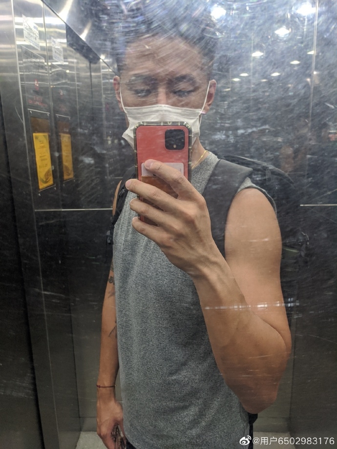 被拒認男友的施伯雄在香港土生土長,坐擁百億身家,亦有生意頭腦,曾任職Deliveroo和Carousell的高層