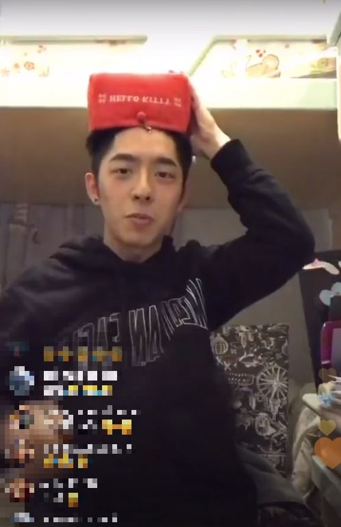 Mirror成員 Jeremy 李駿傑經常都會染上不同色調的髮色,所以Edan呂爵安就隨手拿了個紅色的紙巾盒套裝成自己染了紅色的頭髮