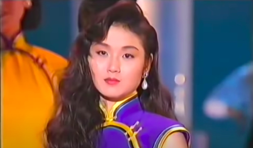 18歲時的萬綺雯就已經有一雙42吋長腿,成為了婚紗店的兼職模特兒,後來因廣告照太出眾而被亞視員工看中