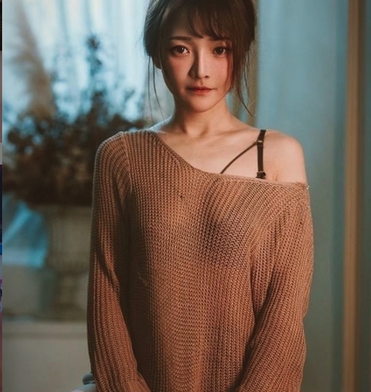 台灣一位網紅周荀為騷身材,不惜穿束腰馬甲勒出19吋瘦腰!身