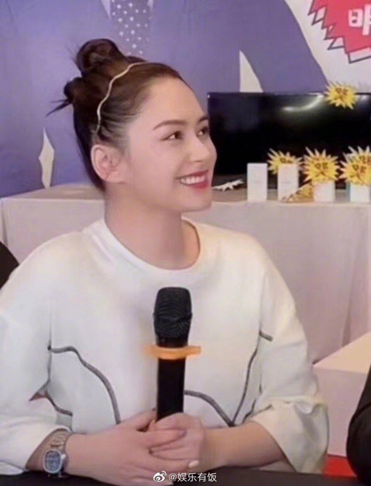 當時紮起髮髻的鍾欣潼阿嬌即使穿上一件簡單的T-shirt款白色鬆身裙,仍被網民指發福不少