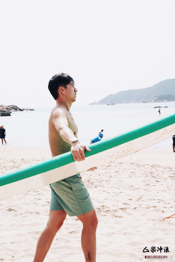 「施伯熊哥哥」帳號的粉絲由一百位暴漲至八千多人,不少人也翻出他和吳千語的甜蜜戀愛憑證!