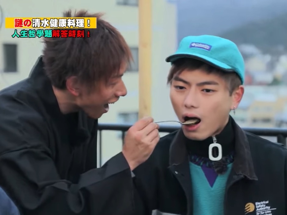 193曾在《花姐ERROR遊》的尾段被安排吃一道極重口味的料理,就是與隊員吃「屎味咖哩」