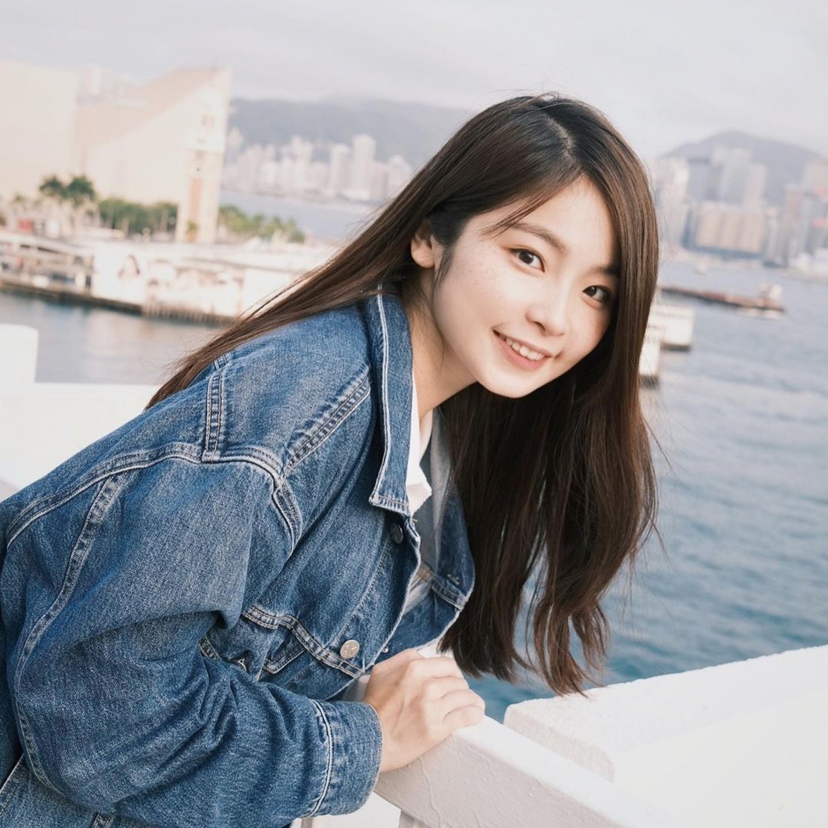 27歲的陳海寧初出道時主力拍MV、電影及港台劇集。她的樣貌雖然被指不是最美,但卻有著復古靦腆的氣質