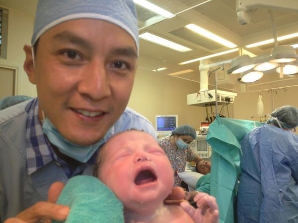混血兒星二代|吳彥祖(Daniel)與老婆 Lisa S. 於2021年結婚,2013年生下女兒 Raven(吳斐然)