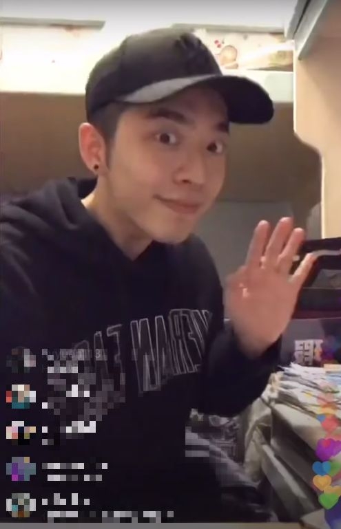 Mirror成員Edan呂爵安模仿 Anson Lo 盧瀚霆時,向粉絲打招呼時伸出頭部並揮手的搞笑模樣