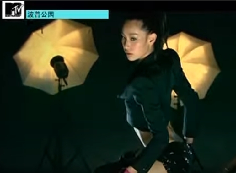 欣宜年輕時留在TVB發展時,扮徐子珊也是她一個經典的扮嘢角色,其厚唇和性感的眯眼都活現了!
