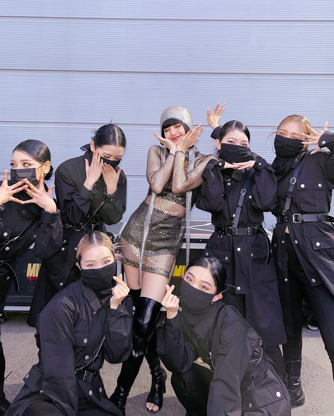 Lisa 今次更特地將 BLACKPINK 的《Pretty Savage》改編成《Classy Savage》