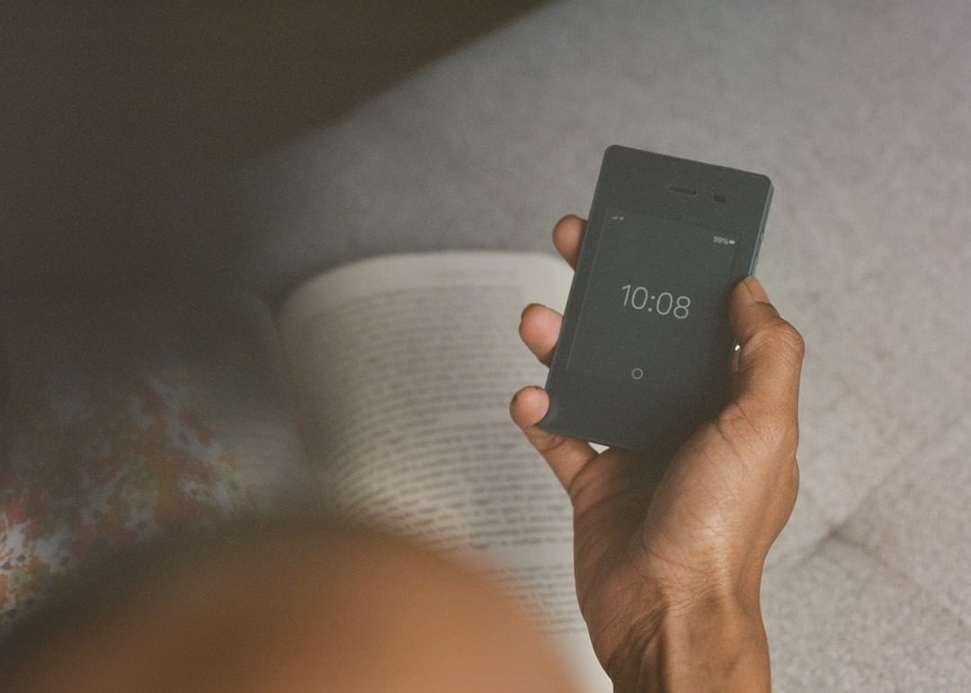 無相機、無社交平台,返璞歸真的「極簡手機」!助現代人逃離網絡世界,重回簡單生活