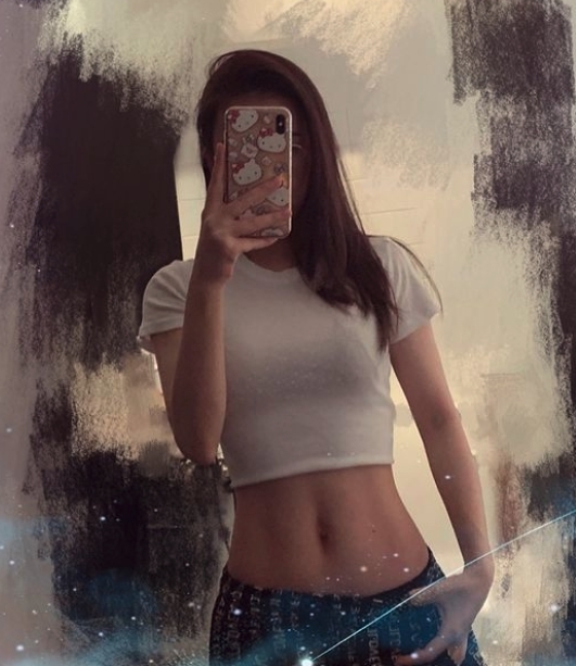 城嫂方媛生育後仍然有著11字腹肌