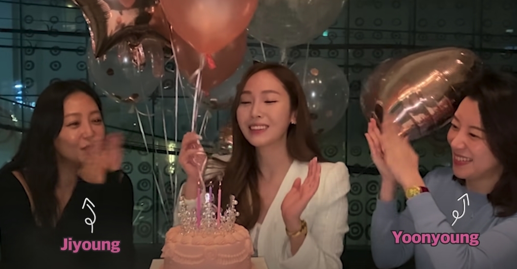 Jessica上載了一條上月慶祝32歲生日的Vlog,收到各方好友的祝賀蛋糕和禮物讓她流露出幸福甜笑。