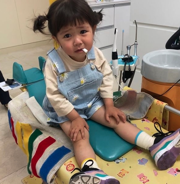 Roan現時已3歲的她頻頻掛上笑臉她終於一改那超治癒的苦瓜臉了~