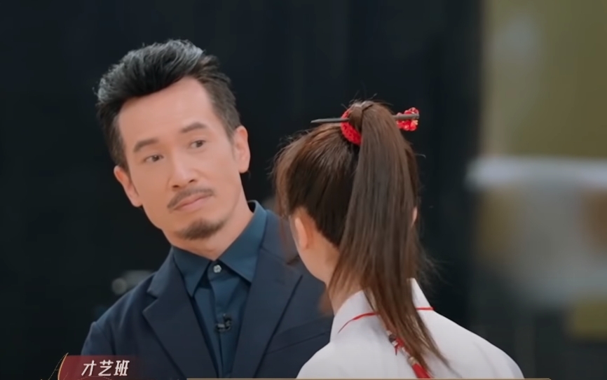 陳豪就越退越後,完全零社交距離!不少網民都笑指愛防疫的陳豪內心一定驚恐不已!