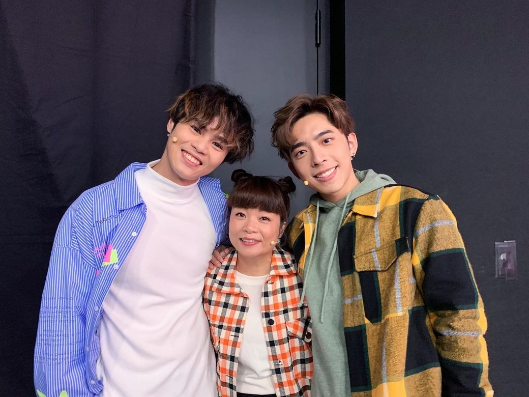 小儀之前曾與Edan齊齊主持《考有Feel》,早前當然有捧Mirror場支持,小儀更獲Edan的專屬派心~