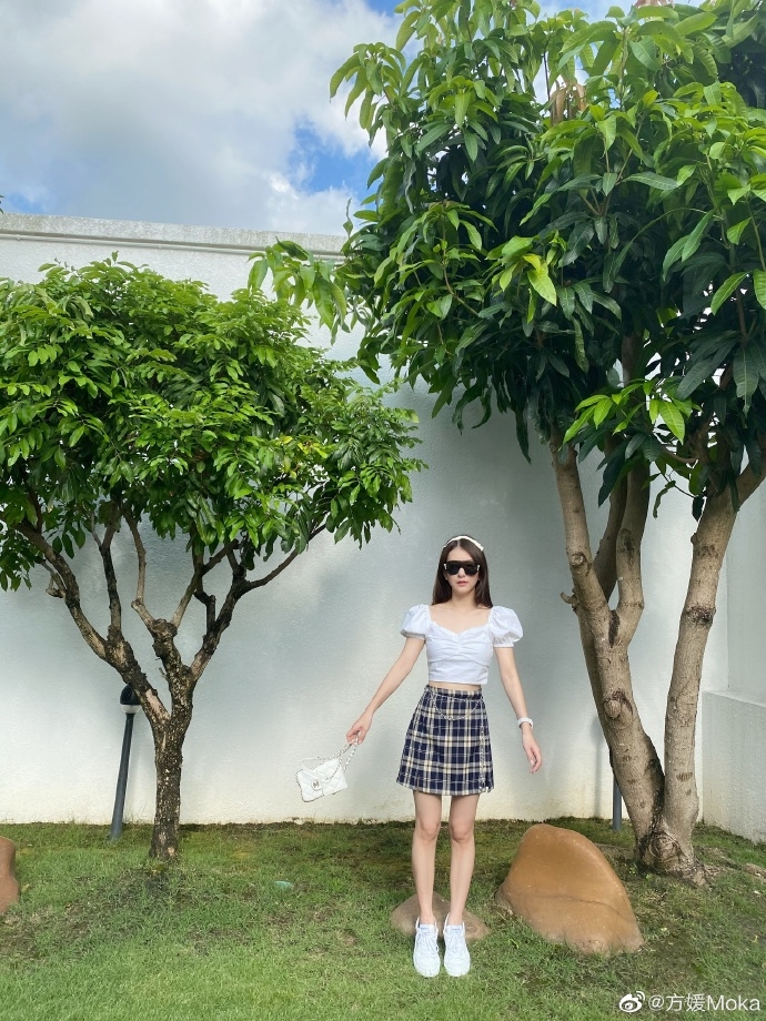 方媛最愛就是在天台的庭園打卡,每打扮得美美的就會在大草地上留倩影。她更曾經邀請朋友到家中的庭園野餐