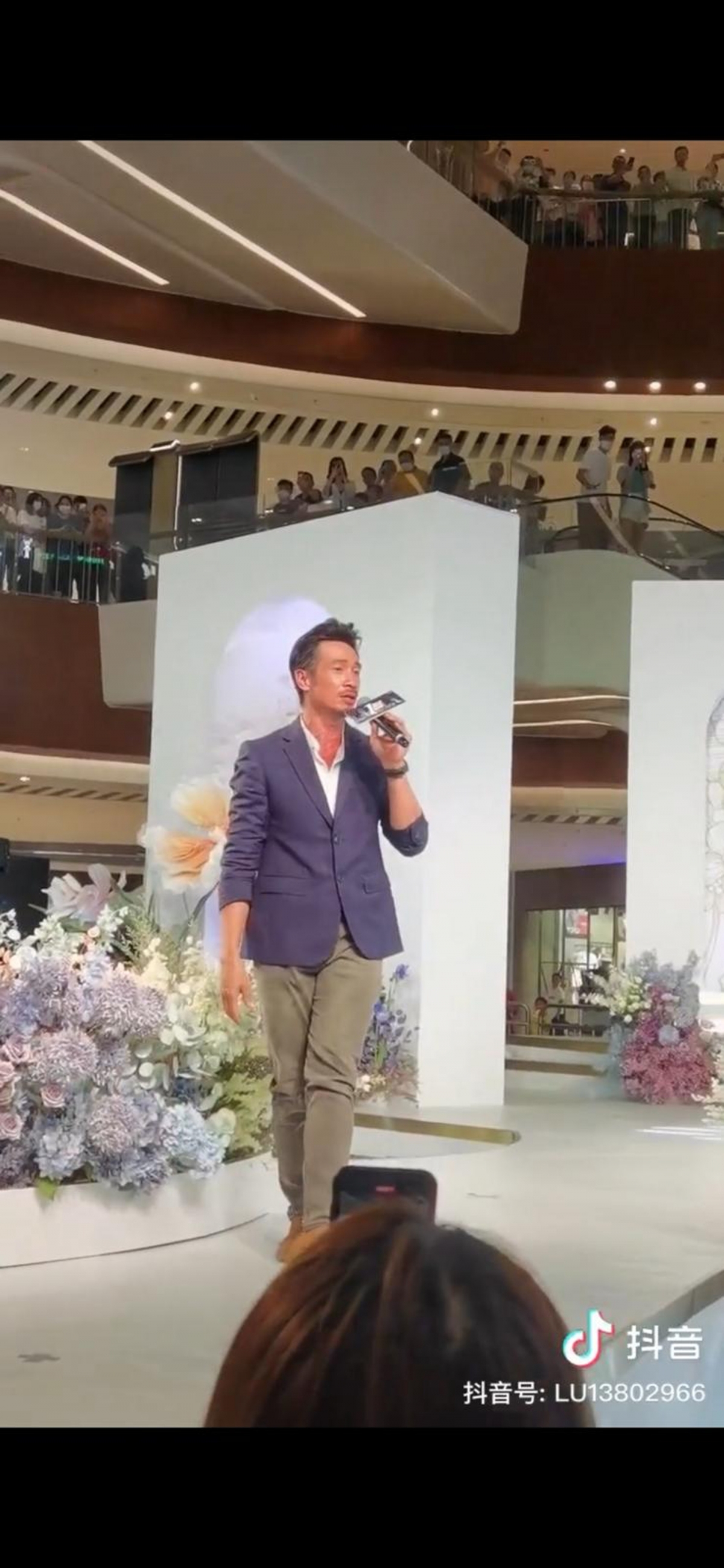 陳豪到內地拍TVB劇集《白色強人II》後,更罕有出席商演登台大唱《愛我別走》未知他往後會否留守香港呢?