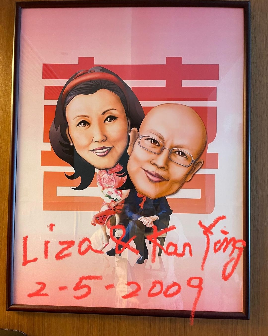羅家英送花冧汪明荃賀結婚12週年,甜蜜示愛「太后520,英英」,60歲後成婚多年甘苦與共