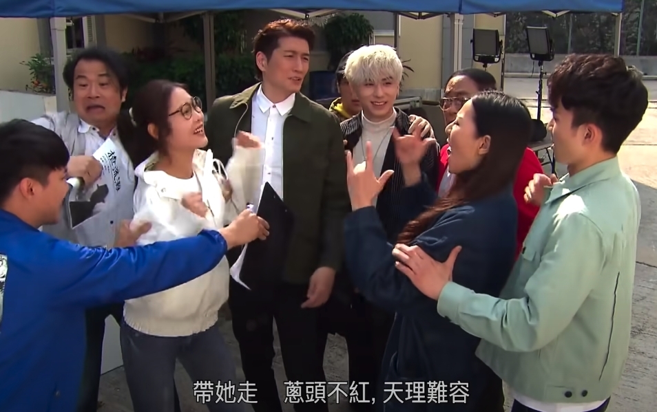 熊尚善不但買齊了他的唱片、人形攬枕、月曆、扇子和海報等等