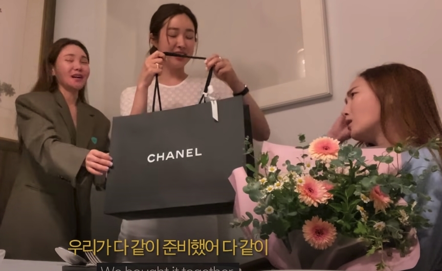 Jessica上載了一條上月慶祝32歲生日的Vlog,收到各方好友的祝賀蛋糕和禮物讓她流露出幸福甜笑。