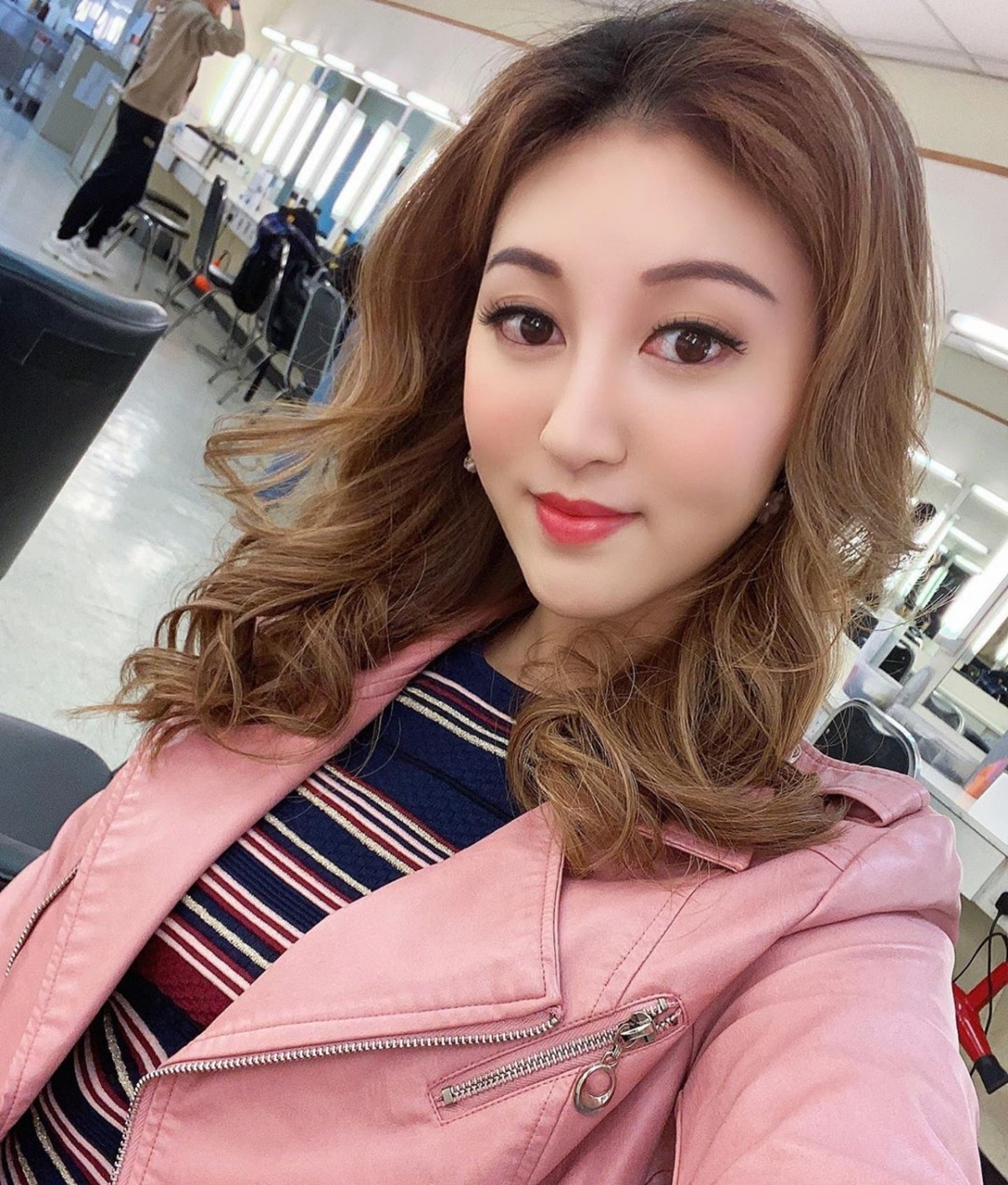 何艷娟異性緣甚旺,身邊不乏男性朋友的她,曾經在宣佈離婚前一天被拍到跟陳樹渠55歲長子陳燿璋熱情親吻