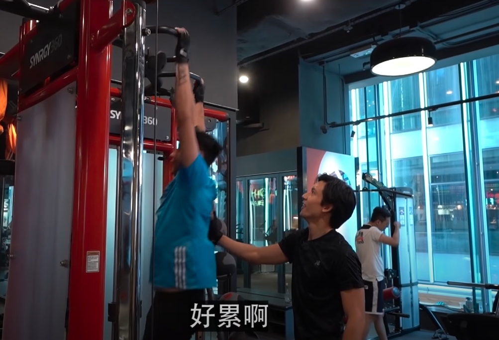 2年前Steven也曾與BOY'Z另一位成員關智斌Kenny操練,不過影片中的他就怨聲連連。