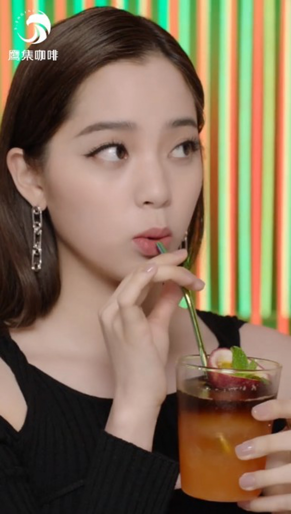 歐陽娜娜被炮轟「假喝」的是最近代言的咖啡廣告,她在影片中優雅地用飲筒喝咖啡。不過飲筒就輕輕的放在嘴唇上