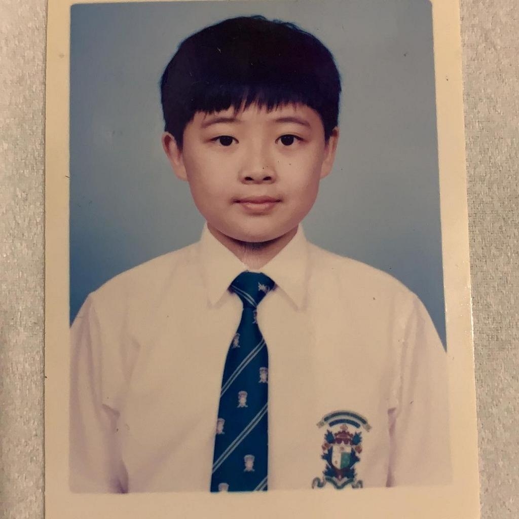 Mirror Frankie陳瑞輝的童年照及學生照最明顯的轉變應該是臉型，小時侯仍有點嬰兒肥呢～