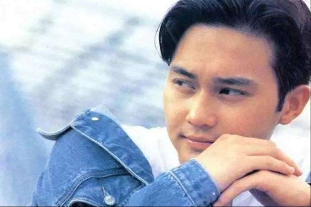 Chilam突如其來的退休消息令人震驚，粉絲們亦紛紛表示不捨幕前的他。於90年代爆紅的「酒窩男神」現在雖然49歲