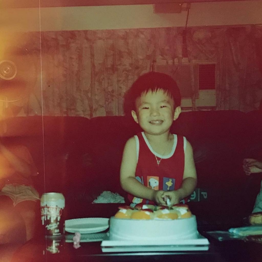 Mirror Ian陳卓賢現在是高瘦的大男孩，他小時侯原來也當過「肥仔」～看回他的童年照，其實還是肥得蠻可愛的！