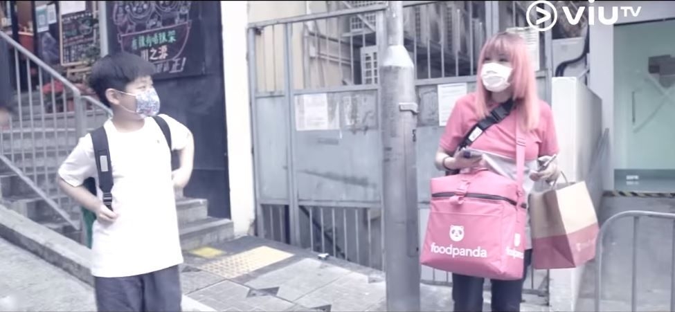 ViuTV《中女唔易做》|杜如風因之前拍攝過不同的旅遊節目而為人所熟悉,在送外賣時不單被途人認出