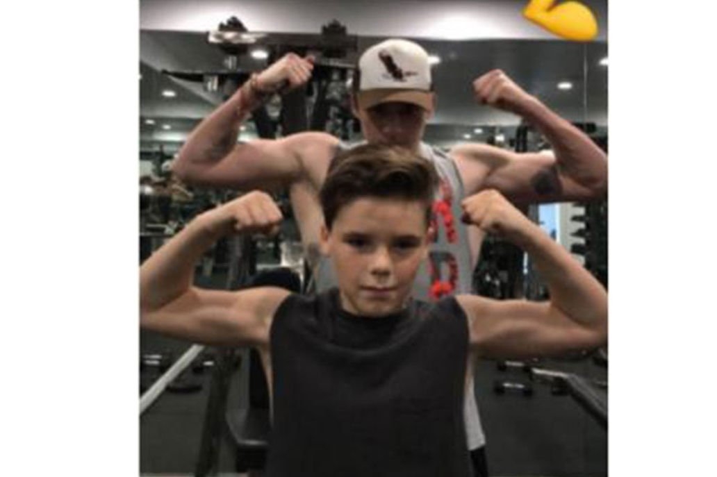 David Beckham碧咸兒子Cruz Beckham 努力健身的成果,和大哥 Brooklyn 在健身室較易量二頭肌