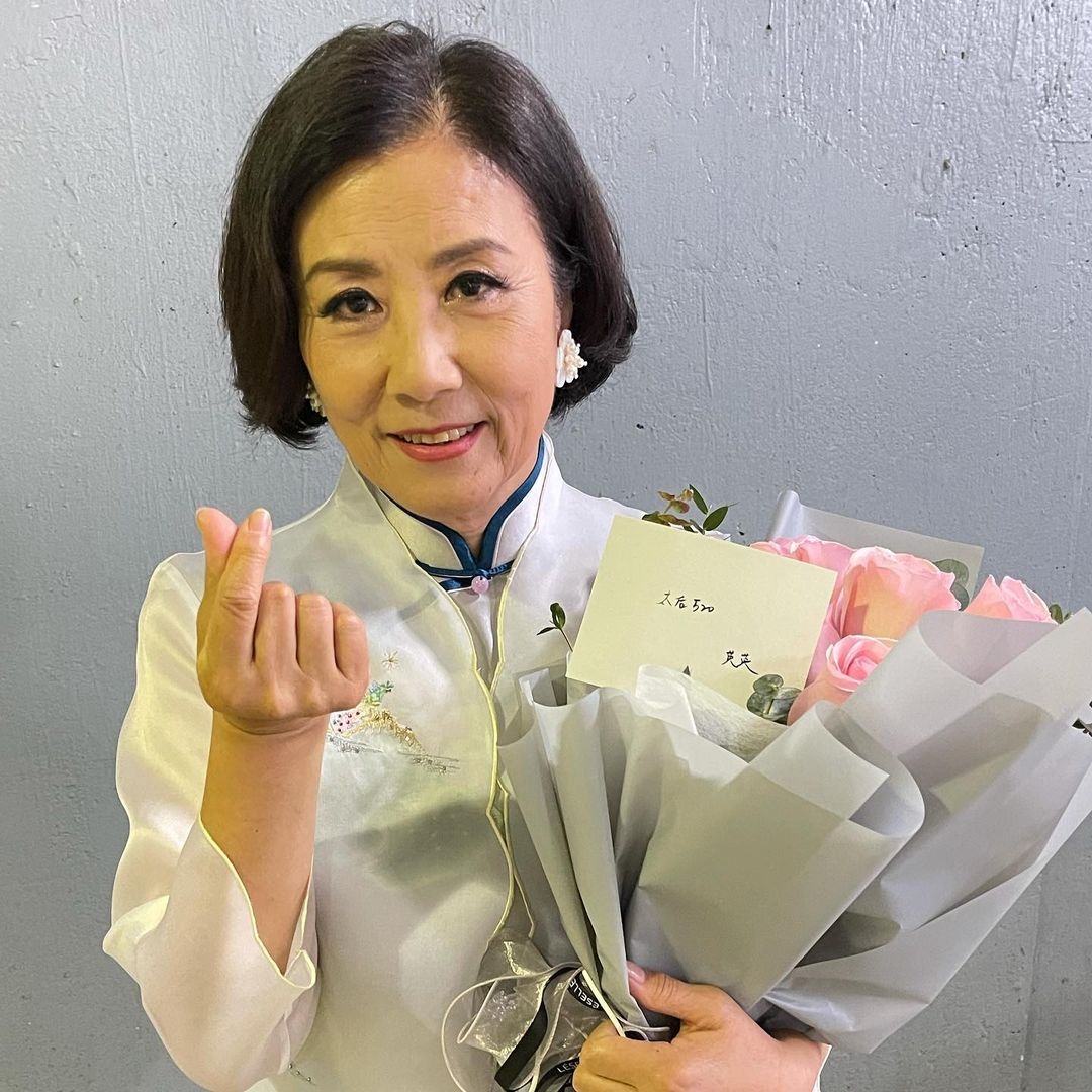 羅家英送花冧汪明荃賀結婚12週年,甜蜜示愛「太后520,英英」,60歲後成婚多年甘苦與共