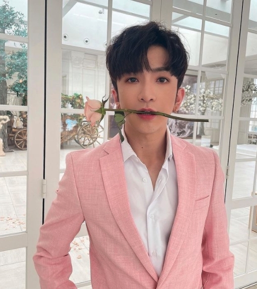 現年25歲的Anson Lo身高176cm，小時侯無花名，現時暱稱為「教主」，粉絲名叫「神徒」。