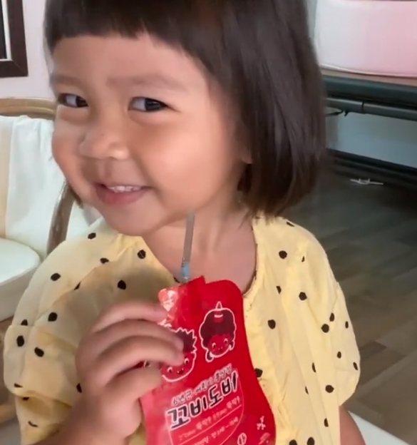 其實Roan笑起來也十分好看,不過除了生氣的樣子之外,她的其他表情也十分逗趣!