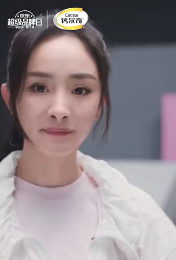 楊冪新廣告P圖過火樣貌掀熱議！「不對稱鼻窿」成熱搜