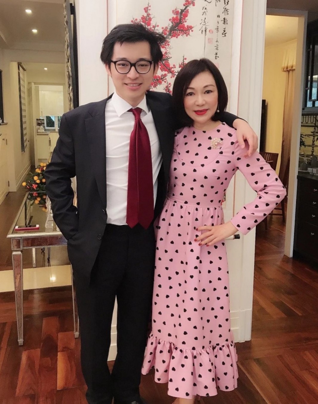 林作則在經濟和發展上大力幫助女友洗底,難度這次要為其加冕「港姐」的身分稱號?