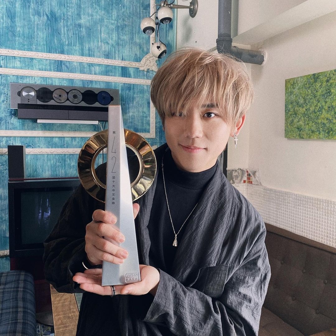 有網民更力撐姜濤本身的輪廓就不是典型男人應該要有的長相，相對較韓風或偏女相