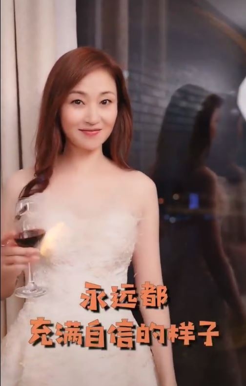 現年50歲的女主角萬綺雯(蚊蚊)因凍齡仿如少女模樣,一直受到網民力讚是圈中數一數二的「美魔女」